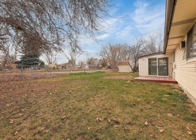 Building Photo - 1319 E Victory Rd