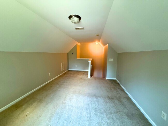Building Photo - 102 Groveview Trail