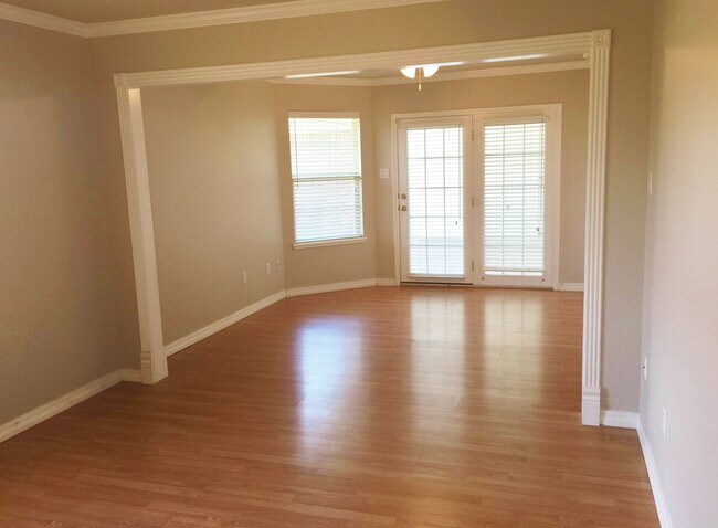 Building Photo - 4 Bed Home, 3 Car Garage! Zia School Distr...