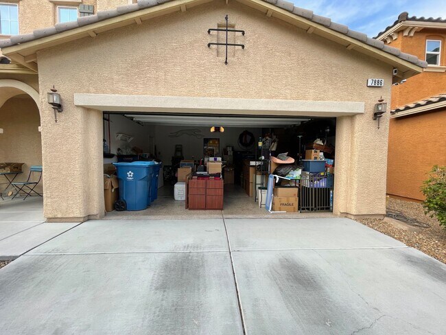 Building Photo - Exquisite 5 bedroom 4 bathroom home with fresh paint and new carpet waiting for you!