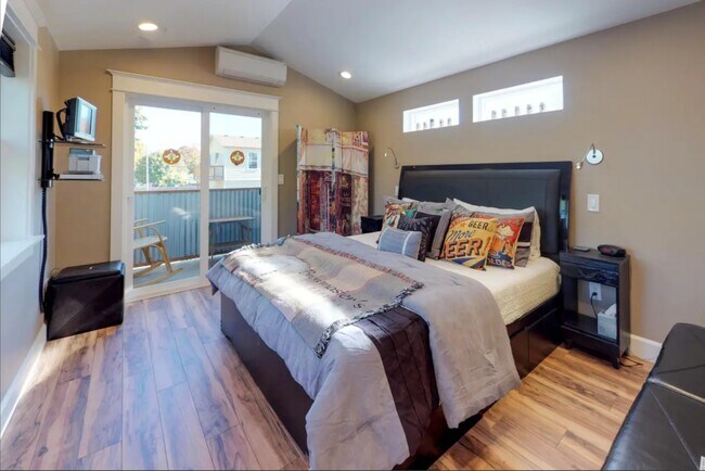 Building Photo - 6625 Amherst N St