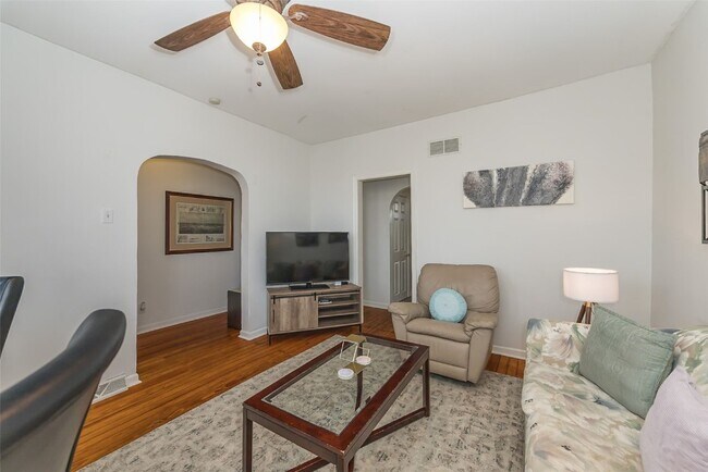 Building Photo - 4992 Botanical Ave