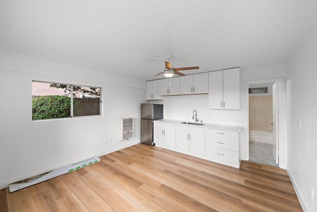 Building Photo - 105 Avenida Carmelo