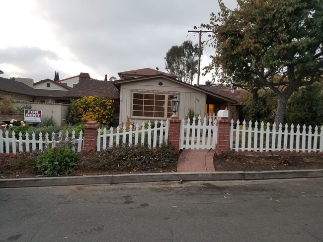 Building Photo - Cozy 1 Bed room apartment Cottage in Downt...