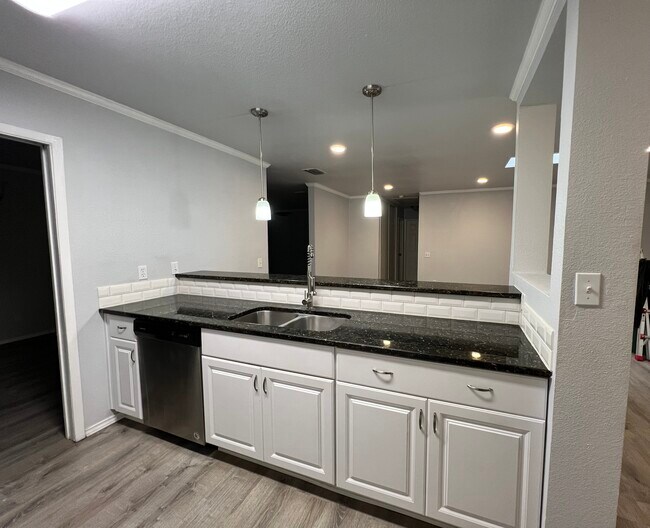 Building Photo - 104 Rising Star