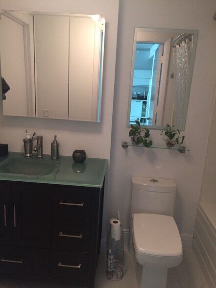 Building Photo - 690 SW 1st Ave