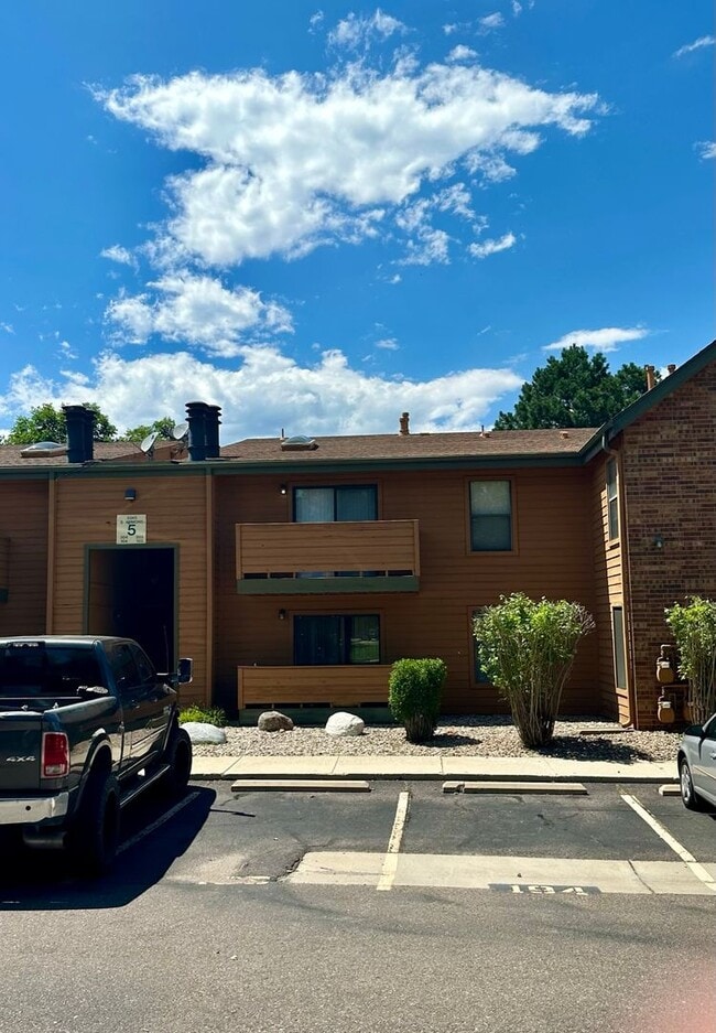 Building Photo - Spacious and Bright Top-Floor Apartment wi...