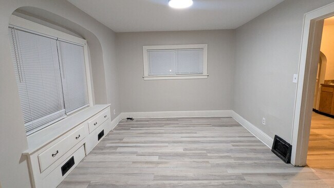 Building Photo - Charming 3-bedroom, 1-bathroom home located in the vibrant city of Akron