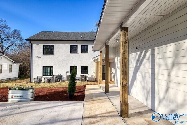 Building Photo - 1122 NE Wellman Ave