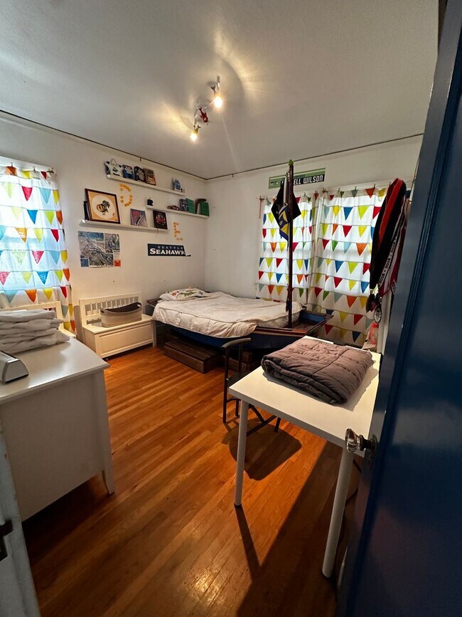 Building Photo - WestMoreland Gem! Portland Original, Huge deck, great backyard pets ok!