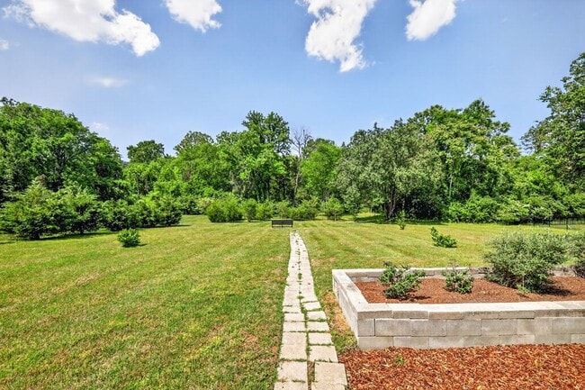 Building Photo - Multi-Generation West Meade Home