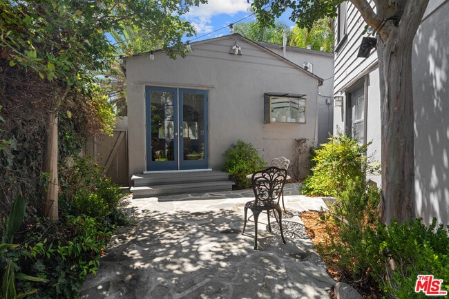 Building Photo - 2318 Beach Ave