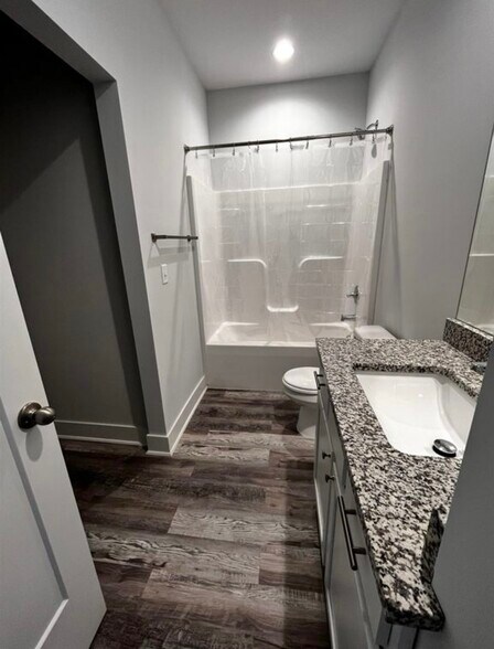Building Photo - 5480 Colburn Ct E