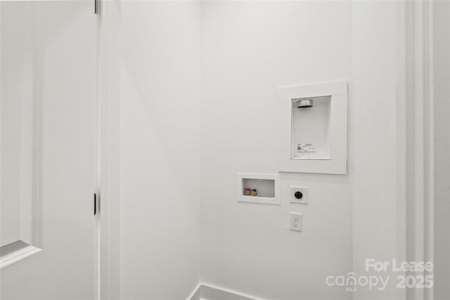 Building Photo - 425 Blairhill Rd