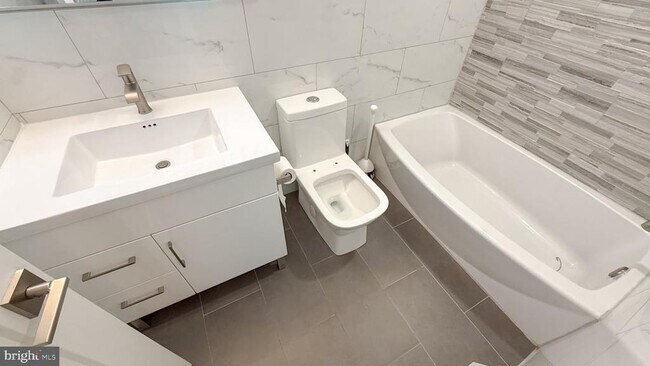 Building Photo - 10 Cedarbrook Dr