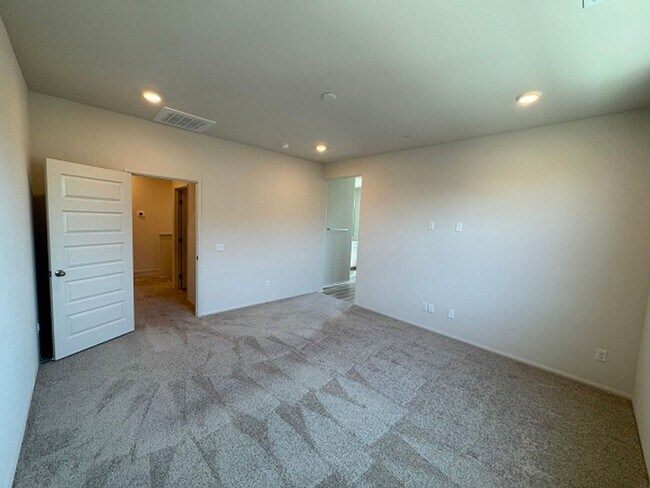 Building Photo - Beautiful House in the heart of Temecula -...