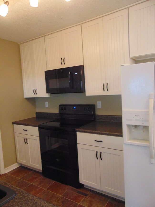 Building Photo - Inviting 3 Bed 2 Bath House
