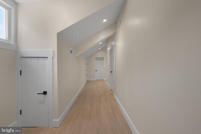 Building Photo - 71 Dreamland Park Dr