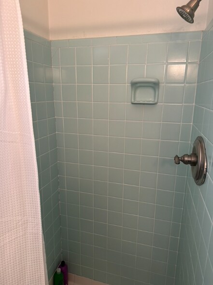 Building Photo - 749 Poinsettia St