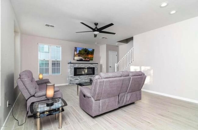 Building Photo - 2726 S Equestrian Dr