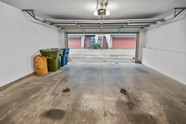 Building Photo - 920 Memorial Dr SE