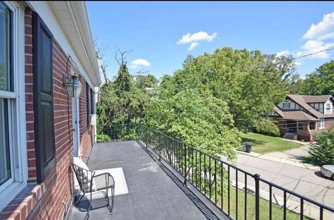 Building Photo - CHEVIOT - Adorable 1-2 bed in upstairs of ...