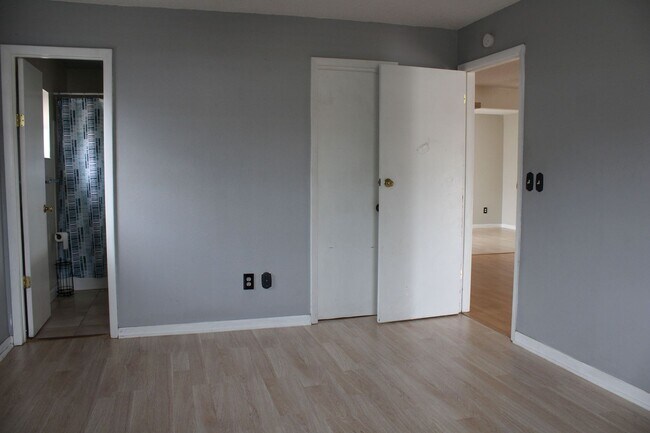 Building Photo - A charming 2-bedroom, 2-bathroom home located in the vibrant community of Spring Hill