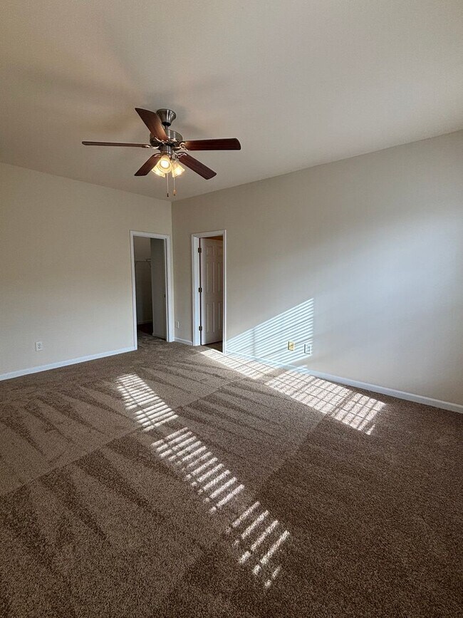 Building Photo - Spacious End Unit 3BR/2.5BA Townhouse