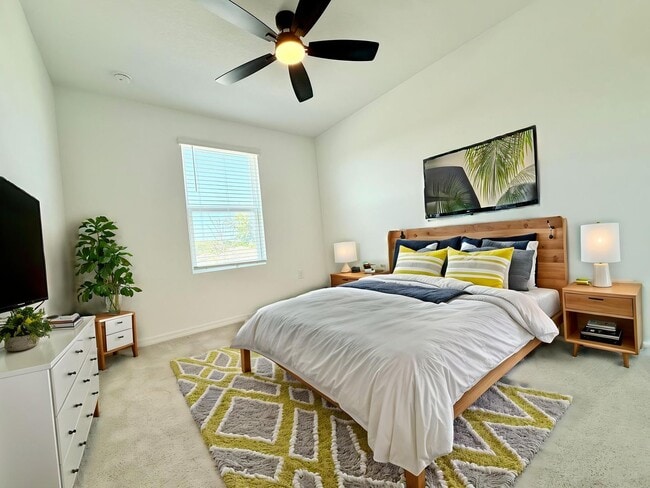 Building Photo - Designed for the way you live! 3Bedrooms/2.5Bath Edgewater Townhome