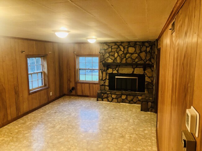 Building Photo - 4609 Lakeview Dr NW