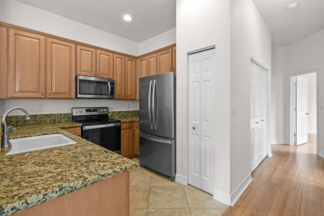 Building Photo - 4930 Bonsai Cir