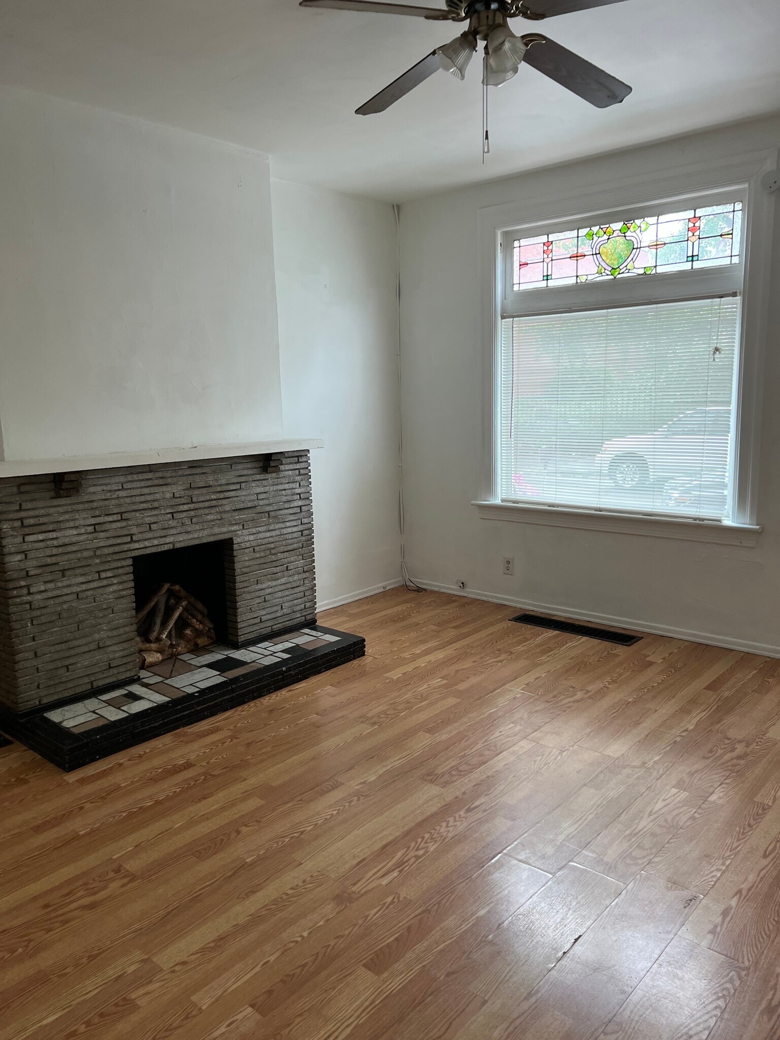 Living room - 5135 Carnegie St