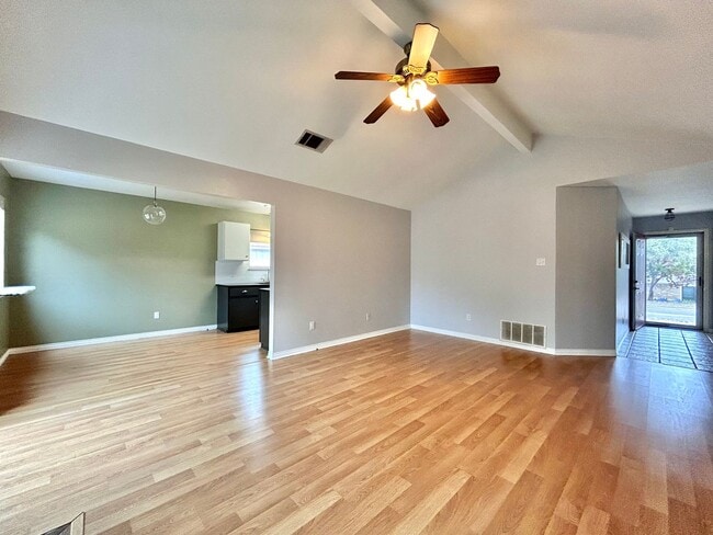 Building Photo - Comfortable & Nice 3BR / 2BA One-Level Home — Garage, Yard & Laundry Room