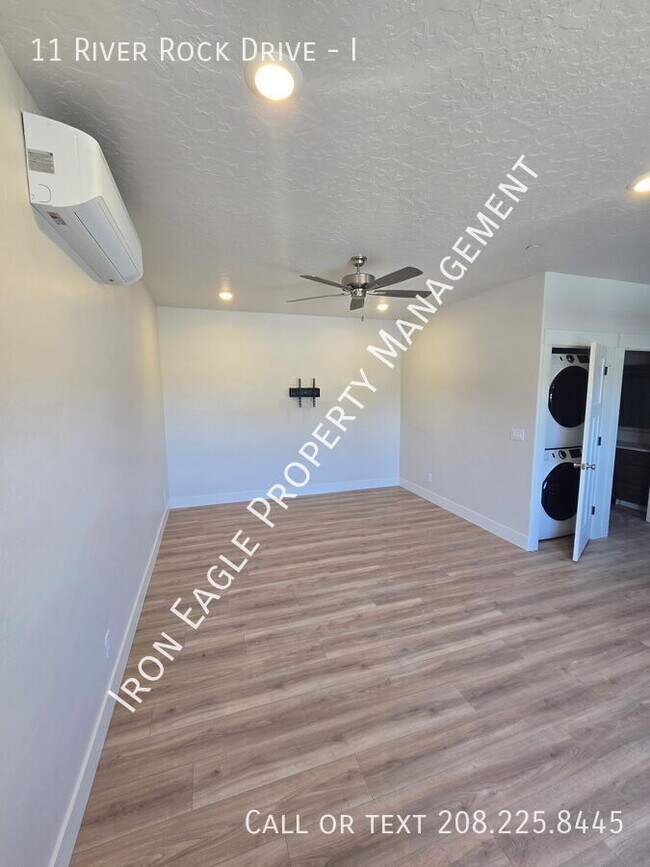 Building Photo - 11 River Rock Dr