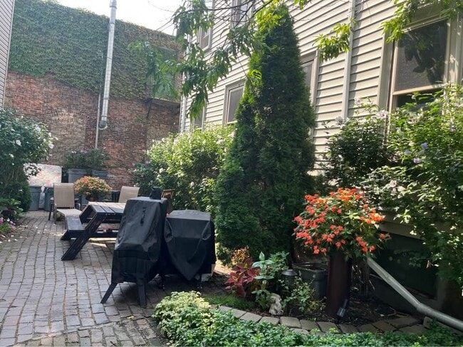 Building Photo - 73 Reading St