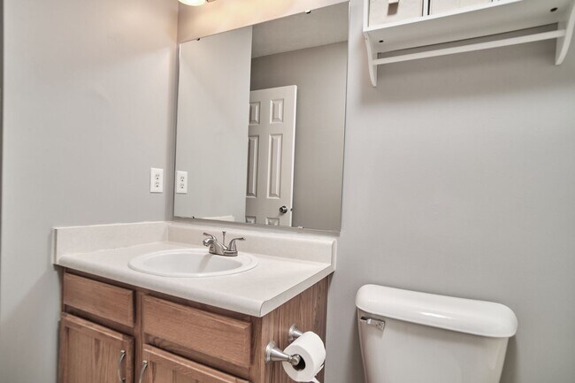 Building Photo - For Rent-4BDRM, 2.5BA Home in Ashwood