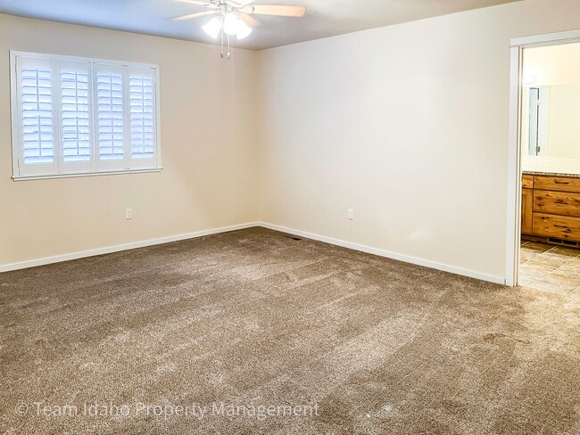 Building Photo - Check out this "Like New" home with great ...