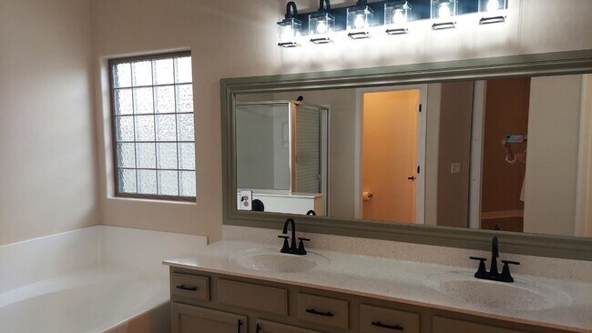 Building Photo - GORGEOUS HOME IN AVONDALE!!