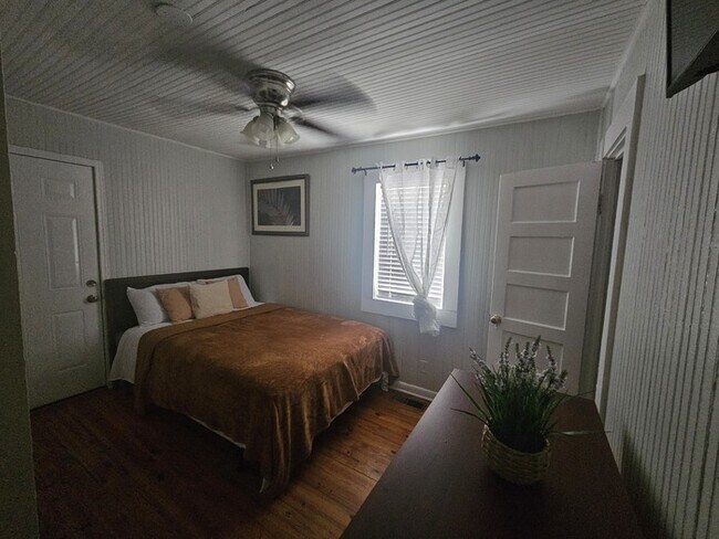 Building Photo - Furnished Three Bedroom Ranch Home