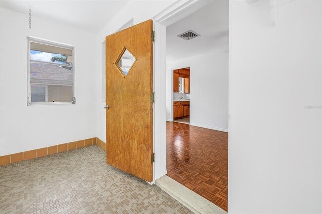 Building Photo - 356 14th Ave NE