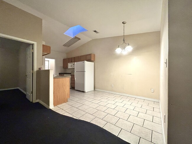 Building Photo - 85 Hartel Pl