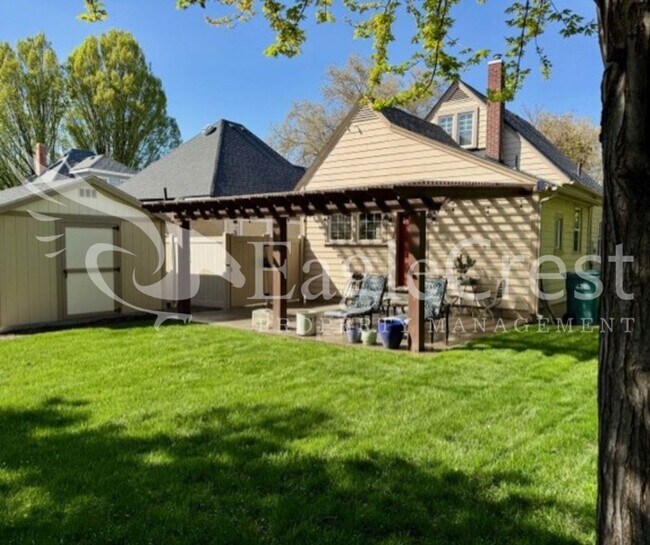 Building Photo - Charming Two Bedroom House with Bonus Room & Large Fenced Yard