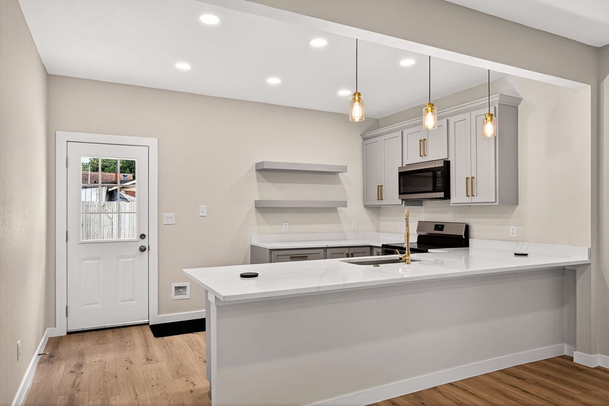 Building Photo - 631 E Mistletoe