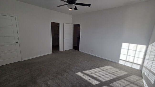 Building Photo - 4 bed 3 bath 2 car garage all maintenance provided townhome
