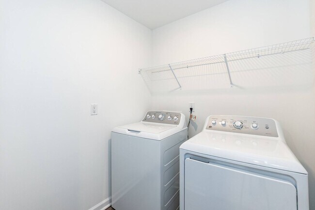 Building Photo - Brand New Townhome!