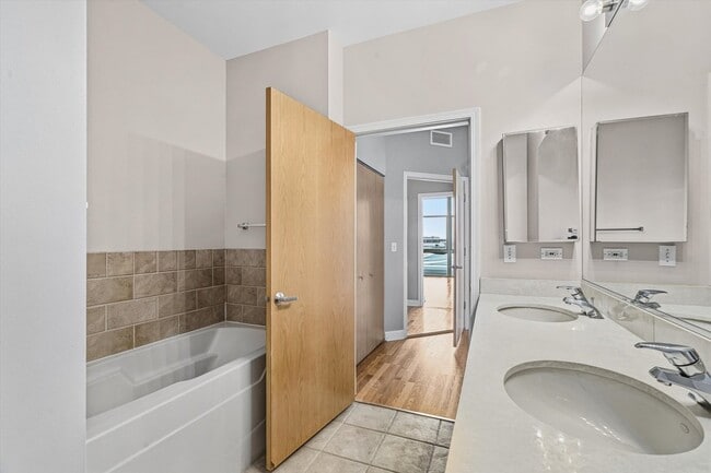 Building Photo - 221 E Cullerton St