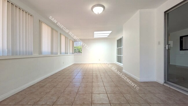 Building Photo - Spacious 3-Bedroom, 2-Bath Home Near the B...