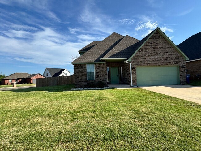 Building Photo - Spacious 3-Bedroom Home with Designer Kitc...