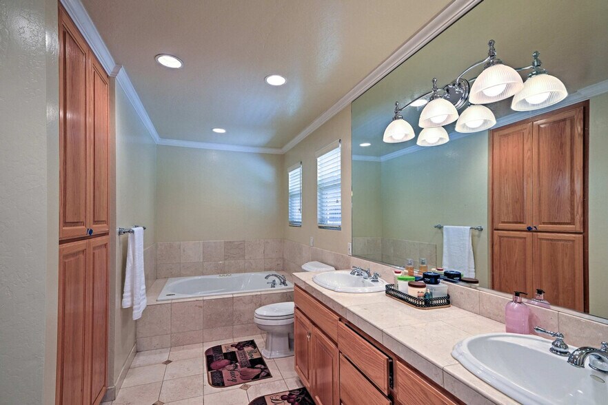 Building Photo - 10505 Center Ave