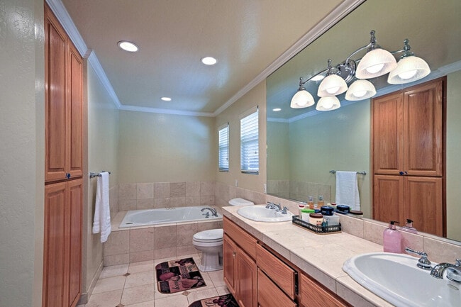 Building Photo - 10505 Center Ave